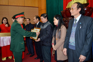 Thay mặt lãnh đạo BTL Quân khu 3, Trung tướng Nguyễn Thanh Thược, Bí thư Đảng ủy, Chính ủy Bộ tư lệnh Quân khu 3 trao bằng khen cho các tập thể và cá nhân đã có thành tích xuất sắc trong công tác phối hợp tuyên truyền trên báo chí năm 2012.    

 

