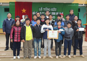 Đội bóng trường THCS thị trấn Chi Nê vô địch các trường THCS mùa giải năm 2013.
