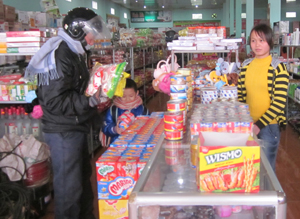 Người tiêu dùng lựa chọn hàng bình ổn giá (Ảnh tại cửa hàng bình ổn giá Vinh Hà - Bãi Chạo, xã Tú Sơn – Kim Bôi).


