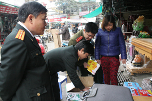 Đoàn kiểm tra liên ngành tiến hành tịch thu các loại sách có nội dung mê tín dị đoan tại chợ Phương Lâm (TPHB). 

 

