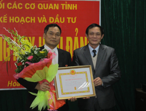 Đồng chí Đoàn Văn Thu, Bí thư Đảng ủy Khối các cơ quan tỉnh trao tặng Huy hiệu Đảng cho đồng chí Bùi Hải Quang, Bí thư Đảng ủy, giám đốc Sở KH-ĐT.