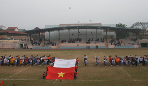 Toàn cảnh lễ khai mạc Giải bóng đá Hội khỏe Phù Đổng học sinh tiểu học, THCS năm 2013.