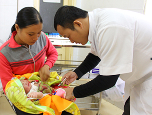 Cán bộ y tế Bệnh viện Đa khoa huyện Mai Châu tiêm vắcxin viêm gan B cho trẻ trong 24 giờ sau sinh.
