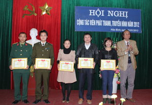 Lãnh đạo Đài PT-TH tỉnh tặng giấy khen cho các tập thể tích cực, tiêu biểu trong năm 2012.