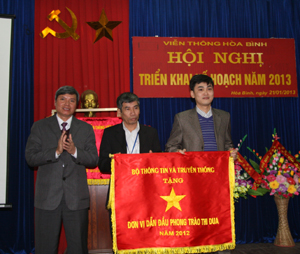 Được ủy quền của Bộ TT-TT, đồng chí Trần Đăng Ninh, Phó Chủ tịch UBND tỉnh trao Cờ Thi đua xuất sắc cho các tập thể thuộc VNPT Hòa Bình.