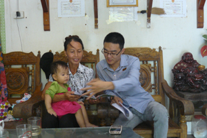 Cán bộ tín dụng NHCSXH huyện Cao Phong kiểm tra chất lượng tín dụng HSSV của tổ TK&VV xóm Hải Phong, xã Bắc Phong.

