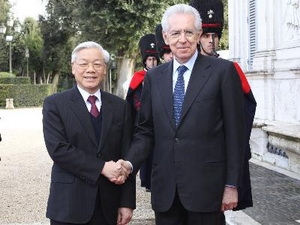 Thủ tướng Cộng hòa Italy Mario Monti đón Tổng Bí thư Nguyễn Phú Trọng. (Ảnh: Trí Dũng/TTXVN)