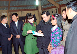 Thành viên BCĐ xây dựng xã hội học tập và PCGD tỉnh, huyện Mai Châu gặp gỡ, nắm bắt tình hình tại các hộ dân ở Hang Kia (Mai Châu).