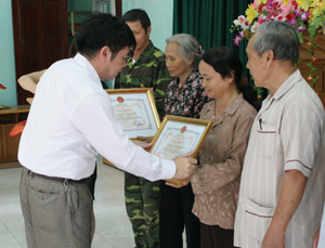 Hộ bà Kiều Thị Chà, tiểu khu CK2, thị trấn Lương Sơn được UBND huyện tặng giấy khen tại hội nghị biểu dương gia đình văn hoá tiêu biểu xuất sắc huyện Lương Sơn giai đoạn 2007- 2012.