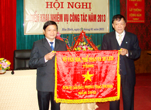 Phòng VH, TT huyện Tân Lạc được Bộ VH, TT &DL tặng Cờ thi đua xuất sắc.