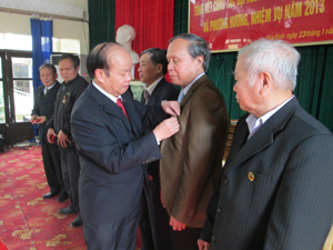 Tiến sĩ Bùi Ỉnh, Chủ tịch Hội NCT tỉnh trao kỷ niệm chương cho các đồng chí lão thành cách mạng vì sự nghiệp chăm sóc và phát huy vai trò người cao tuổi.