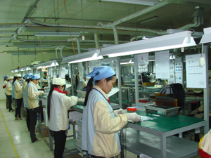 Trên địa bàn huyện hiện đang có 90 doanh nghiệp và 3.250 cơ sở cá thể đang hoạt động SX-KD ở nhiều lĩnh vực. Năm 2012, Lạc Sơn đã tạo việc làm và tự tạo việc làm tại chỗ cho 3.575 lao động.