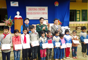 Đại diện Thành đoàn Hoà Bình, Đoàn TN Chi nhánh Viettel Hòa Bình tặng quà cho các em học sinh có hoàn cảnh khó khăn, vươn lên học tốt tại 2 trường tiểu học, THCS Ngọc Lâu.