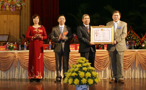 Thừa uỷ quyền của Chủ tịch nước, đồng chí Hoàng Việt Cường, Bí thư Tỉnh uỷ trao Huân chương Độc lập hạng ba cho LĐLĐ tỉnh.