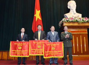 Thiếu tướng Nguyễn Đức Thuận, Cục trưởng Cục xây dựng phong trào toàn dân BVANTQ - Bộ Công an trao cờ thi đua xuất sắc cho các đơn vị đã có thành tích trong phong trào toàn dân BVANTQ; PCTP và TNXH năm 2012.