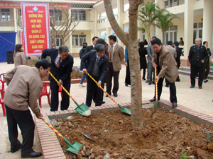 Lãnh đạo Ngành GD&ĐT, Hội khuyến học tỉnh và các sở, ngành trồng cây lưu niệm cho nhà trường.