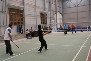 Hai đội Huyện ủy và UBND huyện tranh tài ở môn cầu lông nội dung đôi nam nữ.