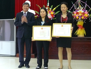 Thay mặt lãnh đạo tỉnh, đồng chí Trần Đăng Ninh, Phó Chủ tịch UBND tỉnh tặng Bằng khen của UBND tỉnh cho 2 cá nhân có thành tích xuất sắc.