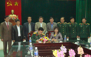 Đại diện Bộ CHQS tỉnh và Sở VH-TT&DL ký nhận bàn giao Di tích lịch sử cách mạng cấp Quốc gia khu vực di tích nơi diễn ra Đại hội trù bị Đại hội II Đảng nhân dân Lào tháng 12/1971.