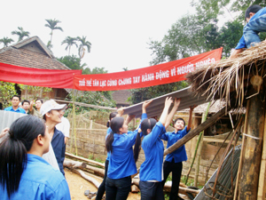 Tuổi trẻ xã Địch Giáo (Tân Lạc) giúp ngày công sửa chữa nhà cho hộ nghèo ở xã.