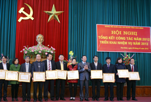 Đồng chí Đoàn Văn Thu, Bí thư Đảng ủy KCCQ tỉnh trao giấy khen cho các chi, đảng bộ đạt danh hiệu “TSVM tiểu biểu” năm 2012.