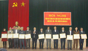 Đồng chí Bùi Văn Nỏm - Bí thư Huyện uỷ Lạc Sơn trao giấy khen cho các đảng viên hoàn thành xuất sắc nhiệm vụ 3 năm liền.