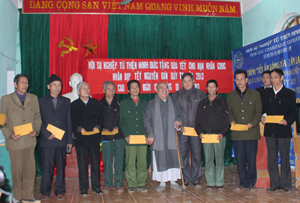 Hội Sự nghiệp từ thiện Minh Đức hỗ trợ 80 suất quà Tết cho người nghèo và NNCĐDC tại TP Hòa bình và huyện Cao Phong.