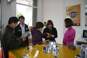 Khách hàng đến mua điện thoại tại của hàng SmartPhone của Chi nhánh Viettel Hòa Bình tại tổ 13, đại lộ Thịnh Lang (TP Hòa Bình).