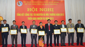 Đồng chí Đinh Văn Hoà, Giám đốc Sở TN&MT trao tặng Giấy khen của Sở TN&MT cho các tập thể có thành tích xuất sắc trong thực hiện nhiệm vụ năm 2012.