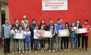 Lãnh đạo Ủy ban MTTQ tỉnh, Hội Khuyến học trao quà cho học sinh trường tiểu học, THCS Ngọc Sơn (Lạc Sơn).