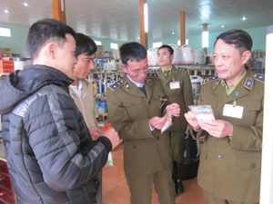 Đoàn kiểm tra liên ngành BCĐ 127/ĐP tỉnh kiểm tra tại Trung tâm mua sắm của doanh nghiệp thương mại Phương Trung, thị trấn Vụ Bản (Lạc Sơn). 

