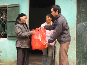 Đồng chí Bí thư Đoàn phường Chăm Mát tặng quà Tết cho hộ gia đình khó khăn trên địa bàn.