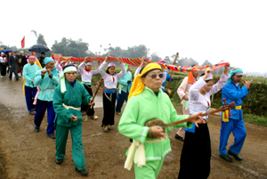 Lễ hội rước Bụt, hang Khụ Dúng, xã Nhân Nghĩa được phục dựng lại trong Tết Nguyên đán Nhâm Thìn 2012.