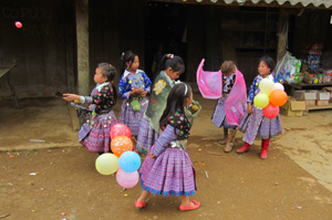 Niềm vui của trẻ em bản Hang Kia (Hang Kia - Mai Châu) trong ngày tết cổ truyền.