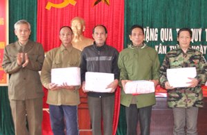 Lãnh đạo Hội NNCĐ DC huyện tặng quà Tết cho các hộ hội viên tại xã Tân Thành.