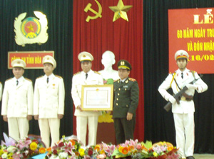 Thừa ủy quyền, lãnh đạo Công an tỉnh trao Huân chương Bảo vệ Tổ quốc hạng ba cho lực lượng An ninh xã hội.