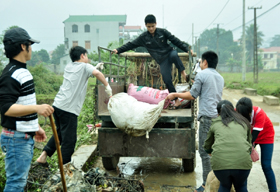 ĐVTN tham gia thu dọn rác thải trên địa bàn xã Hạ Bì.