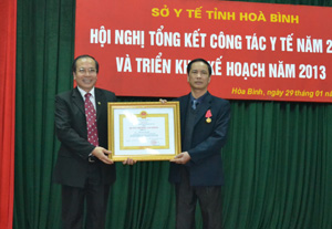 Thừa ủy quyền, lãnh đạo Sở Y tế trao Huân chương Lao động hạng ba cho đồng chí Giám đốc Bệnh viện đa khoa huyện Kim Bôi.