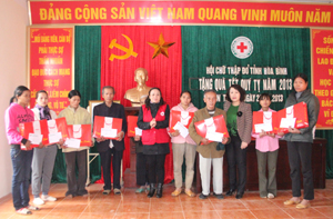 Lãnh đạo Ban Dân vận Tỉnh ủy, Hội CTĐ tỉnh tặng quà cho các hộ nghèo, NNCĐ DC xã Tân Thành.