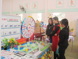 Năm 2012, ngành GD-ĐT huyện Tân Lạc tổ chức thành công hội thi sáng tạo đồ dùng dạy học, góp phần nâng cao chất lượng giảng dạy.