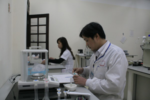 Cán bộ Trung tâm Kiểm nghiệm thuốc, mỹ phẩm, thực phẩm tỉnh kiểm tra chất lượng mẫu thuốc tân dược.