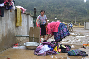 Nhân dân bản  Hang Kia, xã Hang Kia (Mai Châu) không còn thiếu nước  trong mùa khô.