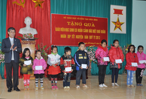 Đồng chí Nguyễn Minh Thành, Giám đốc Sở GD&ĐT tặng quà cho học sinh tiểu học, THCS xã Nật Sơn (Kim Bôi).