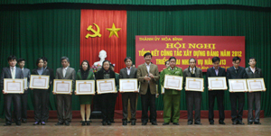 Lãnh đạo Thành uỷ Hòa Bình trao giấy khen cho các cá nhân và TCSC Đảng tiêu biểu.