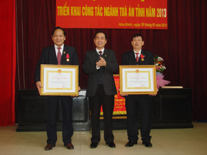 Đồng chí Nguyễn Văn Quang, Phó Bí thư TT Tỉnh uỷ, Chủ tịch HĐND tỉnh trao Huân chương lao động hạng nhì và hạng ba cho 2 cá nhân có thành tích xuất sắc trong ngành Toà án.
