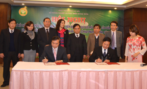 Đại diện Sở NN&PTNT tỉnh ta và TP Hà Nội ký kết bản thỏa thuận.