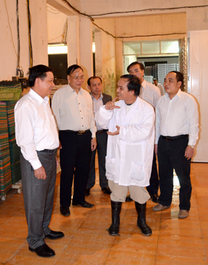 Đồng chí Bùi Văn Tỉnh, UVT.Ư Đảng, Chủ tịch UBND tỉnh thăm trang trại nuôi gà quy mô lớn của Công ty CP Chăn nuôi Hòa Bình.