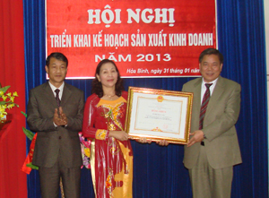 Đồng chí Hoàng Việt Cường, Bí thư Tỉnh uỷ trao Bằng khen của Thủ tướng Chính phủ cho cơ quan Bưu điện tỉnh.