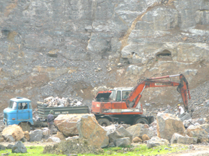 Công ty cổ phần xi măng X18 khai thác đá làm nguyên liệu sản xuất xi măng tại điểm mỏ xã Ngọc Lương (Yên Thủy).