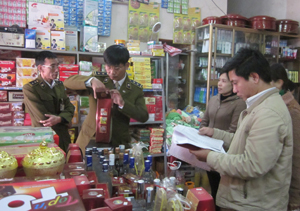 Đoàn kiểm tra liên ngành kiểm tra thị trường Tết tại điểm bán hàng bình ổn giá xã Yên Trị.